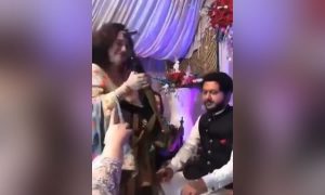 Noivo recebe fuzil AK-47 de presente da sogra em casamento