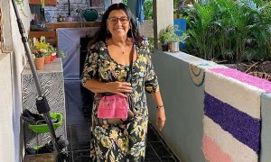 Regina Casé grava cenas finais de 'Amor de Mãe' e relata ter feito 30 testes de Covid