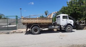 Criança morre atropelada ao tentar subir em caminhão durante brincadeira com amigo