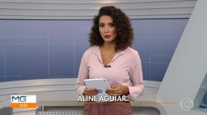 Apresentadora da TV Globo Aline Aguiar chora ao comentar sobre preconceito