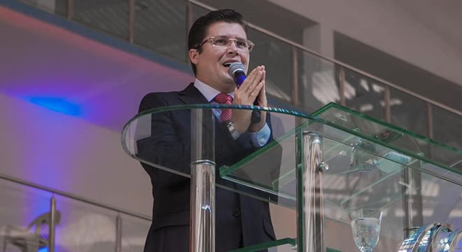 Pastor diz que CoronaVac causa câncer e possui HIV, e MPCE pede responsabilização civil e criminal