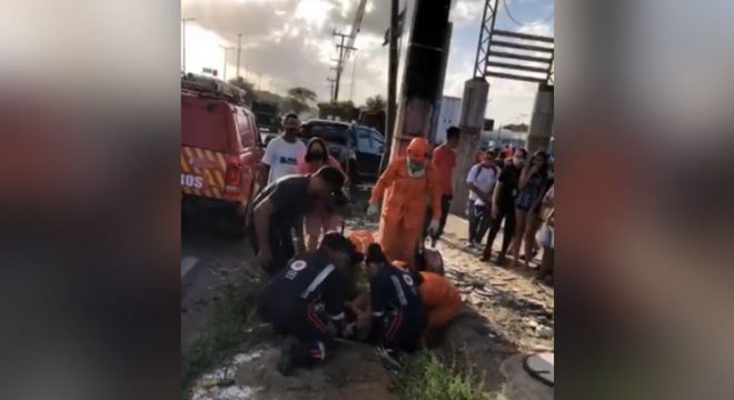 Mulher é arremessada de moto e cai em bueiro após colisão entre duas motocicletas