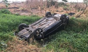 Motorista capota carro, cai em lagoa, e passageira é arremessada para fora do veículo