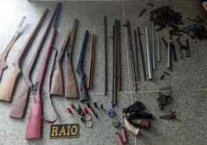 Fábrica clandestina de armas artesanais é fechada e idoso é preso em Iguatu