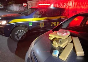 Mais de 10 kg de drogas são apreendidos em fundo falso de carro na BR-116