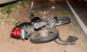 Pintor morre ao colidir com a motocicleta em poste de iluminação pública, em Jardim