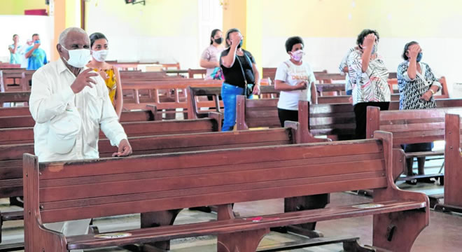 Medo de contaminação pela Covid-19 esvazia igrejas no interior do Ceará