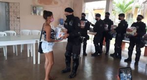 Raio entrega cestas básicas à famílias carentes em Acopiara, Centro-Sul do Ceará