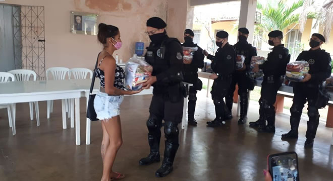 Raio entrega cestas básicas à famílias carentes em Acopiara, Centro-Sul do Ceará