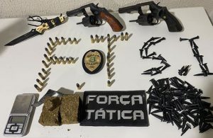 PM encontra armas e drogas que chefe de facção obrigava moradores a esconder