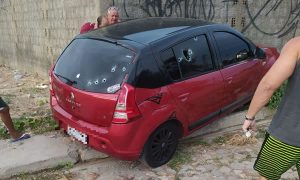 Motorista de aplicativo e passageiro são mortos a tiros dentro de veículo