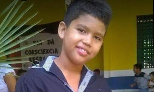 Estudante de 13 anos morre após choque com celular na tomada