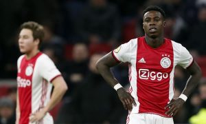 Atacante do Ajax é preso na Holanda acusado de esfaquear um familiar