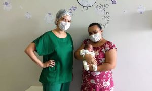Nascido com seis meses e 600 gramas, bebê se recupera e deixa hospital