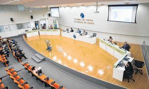 TCE aponta demissões, contratos irregulares e risco de falta de médicos em municípios do Ceará