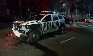 Colisão entre viatura da Polícia Militar e motocicleta deixa entregador morto