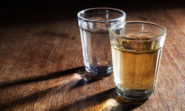 Agricultores morrem após beberem veneno achando se tratar de cachaça em bar