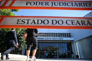 Livreiro acusado de processar advogados, defensores e juízes é foragido da Justiça cearense