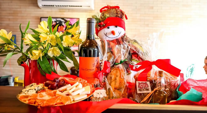 Empresas de alimentação fora do lar inovam no Natal e garantem venda presencial e delivery