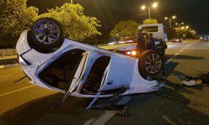 Motorista bate contra carros, capota veículo e paga motociclista para ajudá-lo a fugir