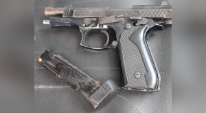 Tio e sobrinha adolescentes são apreendidos com arma dentro de ônibus a caminho de velório