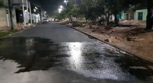 Dois homens são mortos a tiros em calçada de residência