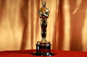 Oscar do ano que vem terá cerimônia presencial em abril, afirma revista