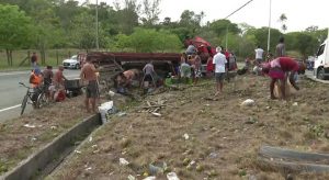 Caminhão tomba na BR-101 e carga de laranjas é levada por moradores
