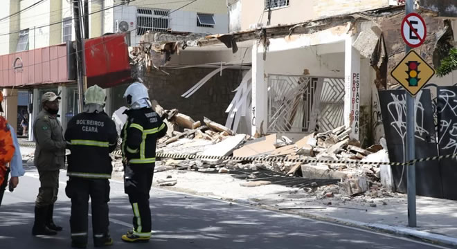 Fachada de prédio desaba e deixa moradores presos em área nobre de Fortaleza