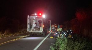 Motociclista morre atropelado por carro em alta velocidade após colidir em agricultor