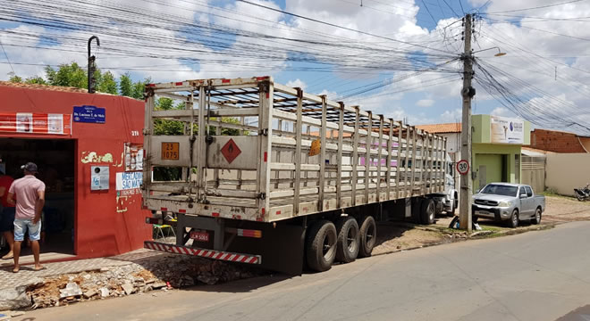 Carreta tem falha mecânica e fica atravessado em cruzamento de ruas de Juazeiro