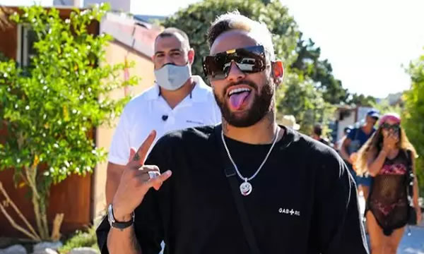 Convidados de Neymar chegam de jatinho para festa de Ano Novo
