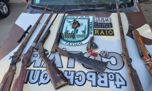 Homem é preso com arsenal escondido em casa