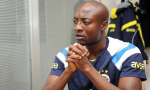 Uefa anula vermelho de camaronês vítima de ofensa racista e árbitros são substituídos