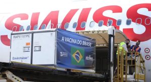 Carregamento de 5,5 milhões de doses de Coronavac desembarca no Brasil