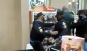 PM à paisana se recusa a usar máscara e dá soco em tenente-coronel em supermercado
