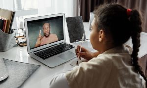 Aulas remotas em escolas e universidades serão permitidas enquanto durar a pandemia, decide MEC