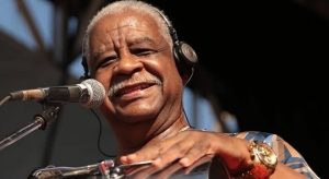 Sambista Ubirany, do grupo Fundo de Quintal, morre aos 80 anos de Covid-19