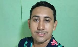 Motociclista morre e esposa fica ferida após micro-ônibus colidir em moto