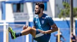 Zagueiro do Avaí é agredido por torcedor com socos em Florianópolis