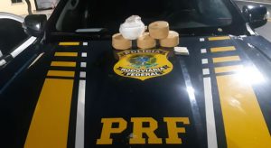 Jovem é presa com R$ 98,5 mil em cocaína embalada em pacotes de presente