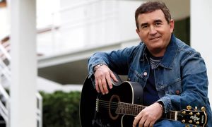 Amado Batista testa positivo para Covid-19