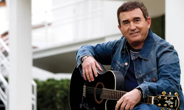 Amado Batista testa positivo para Covid-19