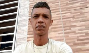 Homem mata ex-companheiro da namorada a facadas em supermercado
