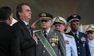 Bolsonaro edita decreto que regulamenta promoções de oficiais das Forças Armadas