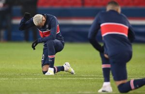 Atletas de PSG e Istanbul realizam protesto contra racismo antes de jogo da Liga dos Campeões
