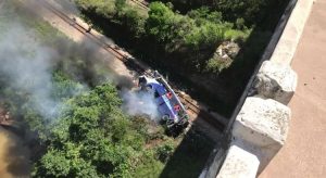 Ônibus cai de viaduto com cerca de 15 metros de altura, em Minas Gerais