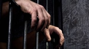 Vizinho é preso suspeito de invadir casa e matar adolescente