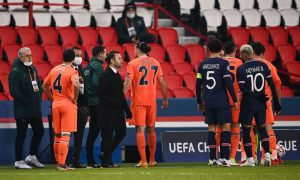 Atletas de PSG e Istanbul deixam campo após ofensa racista em jogo da Liga dos Campeões