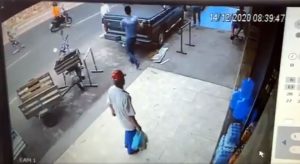 Idoso é atropelado por motociclista em Juazeiro do Norte; veja o vídeo